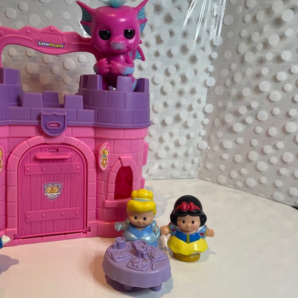 LITTLE PEOPLE FISHER PRICE PLAY AND N GO 🏰CASTLE - Picture 3 of 13